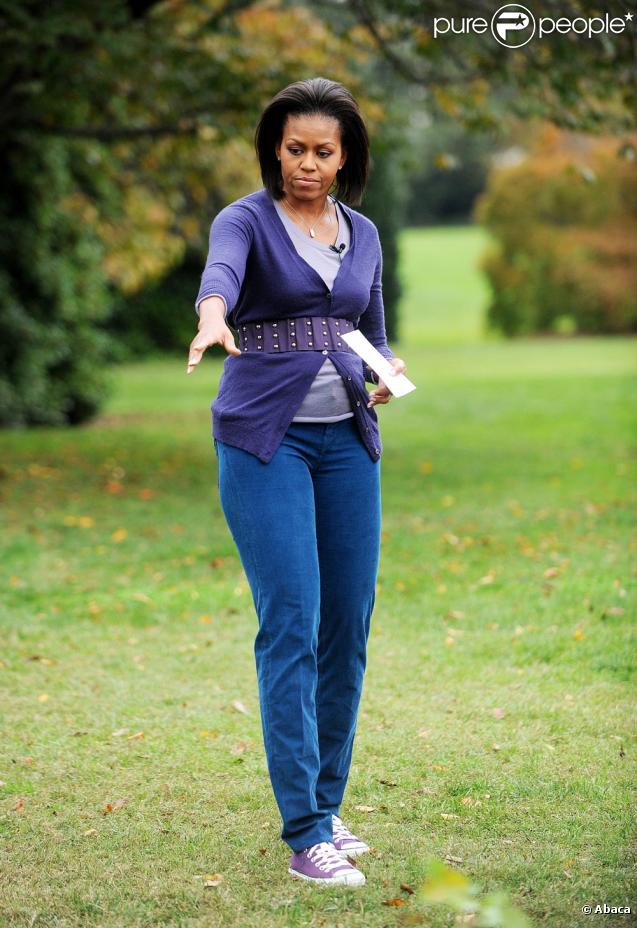 Michelle Obama dans les jardins de la Maison Blanche le 29 octobre 2009 