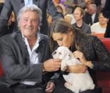 Alain Delon et Mathilde Seigner lors de l'enregistrement de l'émission Vivement dimanche diffusée sur France 2 le 1er novembre 2009