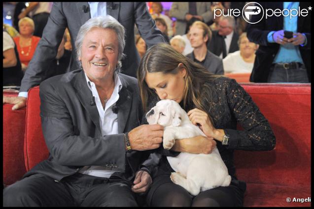 Alain Delon et Mathilde Seigner lors de l'enregistrement de l'émission Vivement dimanche diffusée sur France 2 le 1er novembre 2009