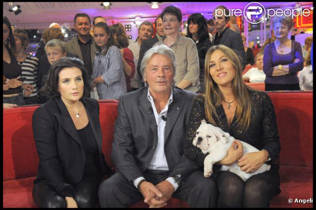 Marie-Amélie Seigner, Alain Delon et Mathilde Seigner lors de l'enregistrement de l'émission Vivement dimanche diffusée sur France 2 le 1er novembre 2009