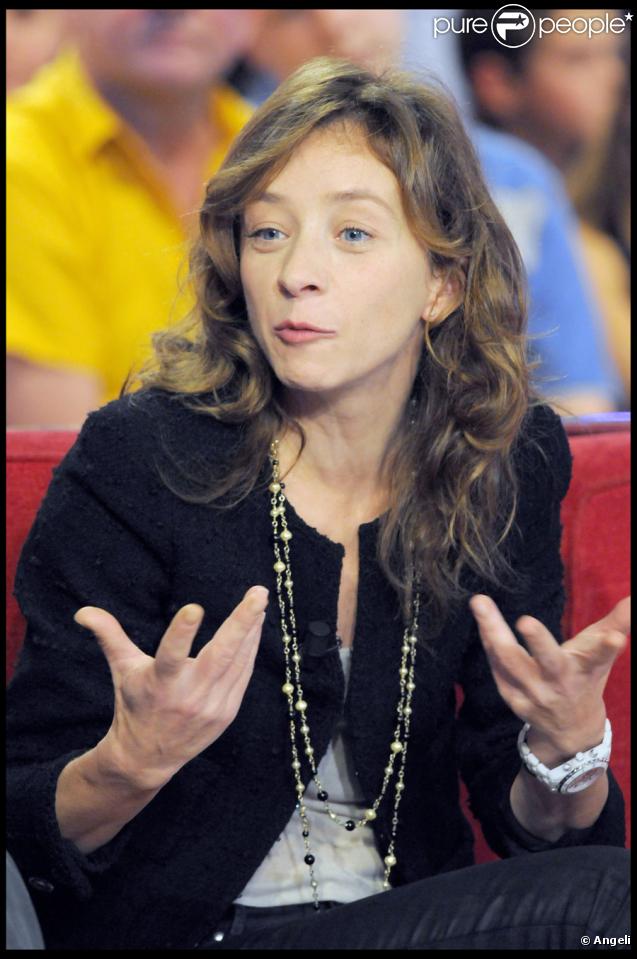 Sylvie Testud lors de l'enregistrement de l'émission Vivement dimanche diffusée sur France 2 le 1er novembre 2009