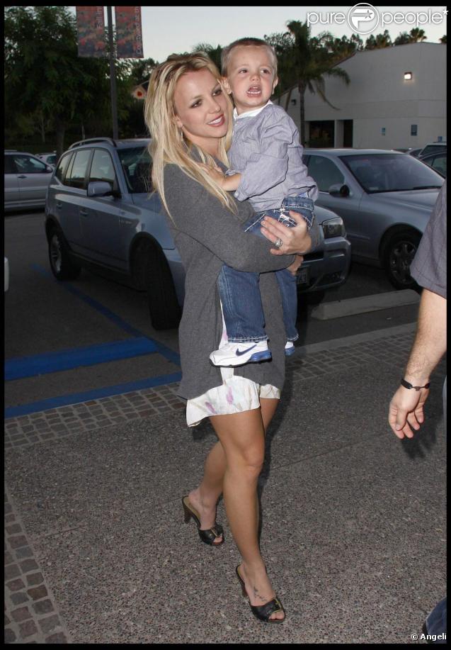 Britney de sortie au restaurant avec ses deux fils... Ici, Jayden James, le cadet, dans les bras de sa maman.
