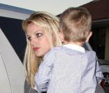 Britney de sortie au restaurant avec ses deux fils... Ici, Jayden James, le cadet, dans les bras de sa maman.