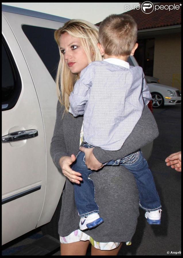 Britney de sortie au restaurant avec ses deux fils... Ici, Jayden James, le cadet, dans les bras de sa maman.