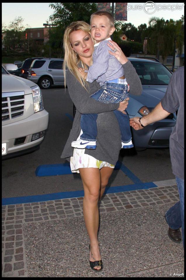 Britney de sortie au restaurant avec ses deux fils... Ici, Jayden James, le cadet, dans les bras de sa maman.