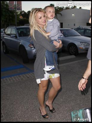 Britney de sortie au restaurant avec ses deux fils... Ici, Jayden James, le cadet, dans les bras de sa maman.