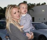 Britney de sortie au restaurant avec ses deux fils... Ici, Jayden James, le cadet, dans les bras de sa maman.