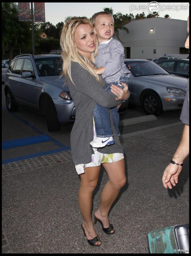 Britney de sortie au restaurant avec ses deux fils... Ici, Jayden James, le cadet, dans les bras de sa maman.