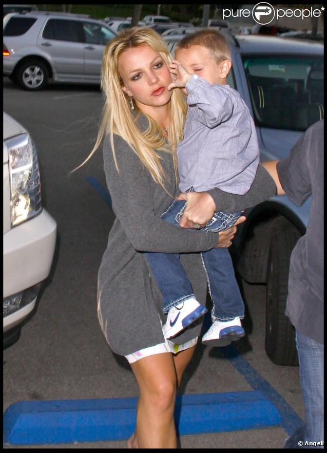 Britney de sortie au restaurant avec ses deux fils... Ici, Jayden James, le cadet, dans les bras de sa maman.