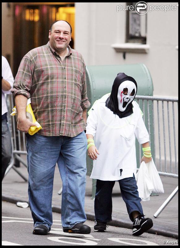 James Gandolfini et son fils ont sorti leur panoplie d'Halloween le 31/10/09 