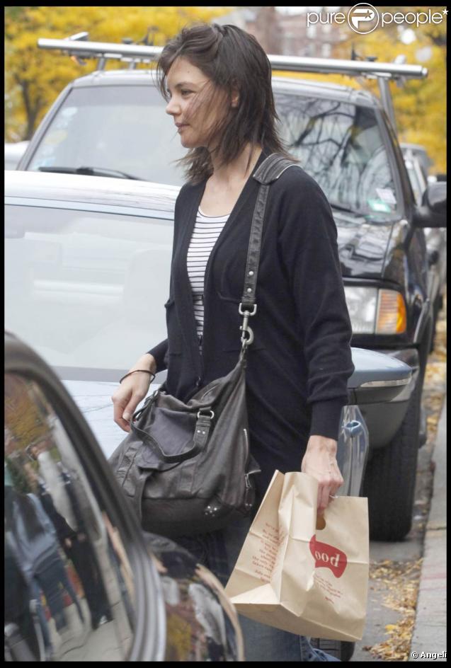 La jolie Katie Holmes est partie chercher un petit en-cas à son Tom chéri, en tournage de  Knight and Day , à Boston, le 1er novembre 2009 !