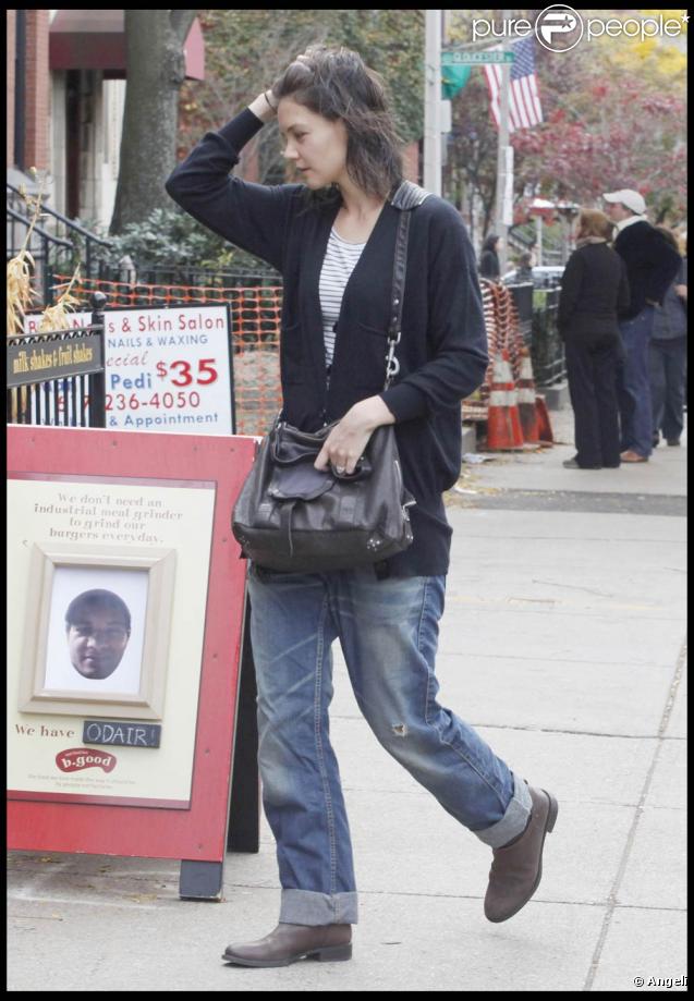 La jolie Katie Holmes est partie chercher un petit en-cas à son Tom chéri, en tournage de  Knight and Day , à Boston, le 1er novembre 2009 !