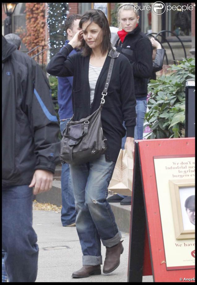 La jolie Katie Holmes est partie chercher un petit en-cas à son Tom chéri, en tournage de  Knight and Day , à Boston, le 1er novembre 2009 !