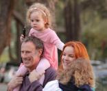  Marcia Cross et son mari Tom Mahoney emmènent leurs jumelles Eden et Savannah chez leurs amis pour fêter Halloween à Los Angeles le 31 octobre 2009 