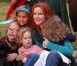  Marcia Cross et son mari Tom Mahoney emmènent leurs jumelles Eden et Savannah chez leurs amis pour fêter Halloween à Los Angeles le 31 octobre 2009 