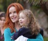  Marcia Cross et son mari Tom Mahoney emmènent leurs jumelles Eden et Savannah chez leurs amis pour fêter Halloween à Los Angeles le 31 octobre 2009 