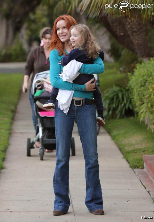  Marcia Cross et son mari Tom Mahoney emmènent leurs jumelles Eden et Savannah chez leurs amis pour fêter Halloween à Los Angeles le 31 octobre 2009 