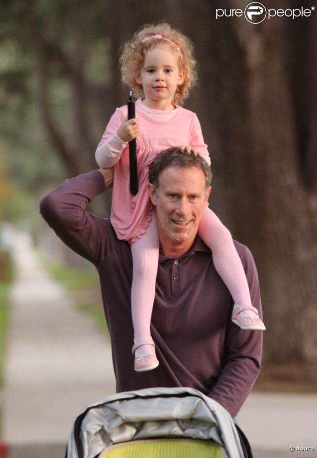  Marcia Cross et son mari Tom Mahoney emmènent leurs jumelles Eden et Savannah chez leurs amis pour fêter Halloween à Los Angeles le 31 octobre 2009 