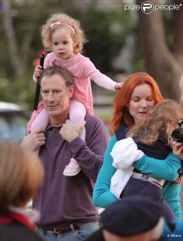 Marcia Cross et son mari Tom Mahoney emmènent leurs jumelles Eden et Savannah chez leurs amis pour fêter Halloween à Los Angeles le 31 octobre 2009 