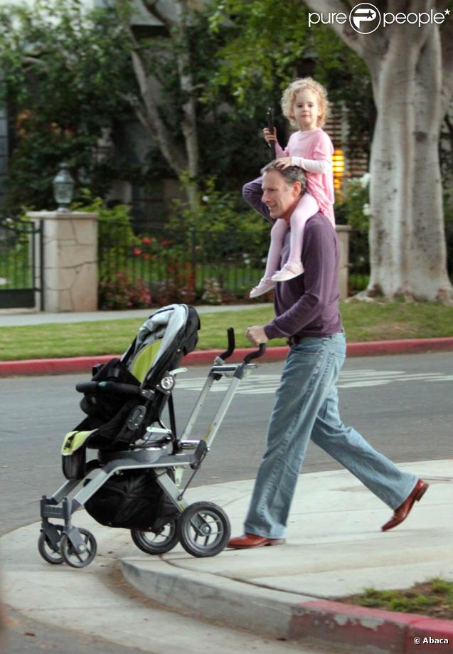  Marcia Cross et son mari Tom Mahoney emmènent leurs jumelles Eden et Savannah chez leurs amis pour fêter Halloween à Los Angeles le 31 octobre 2009 