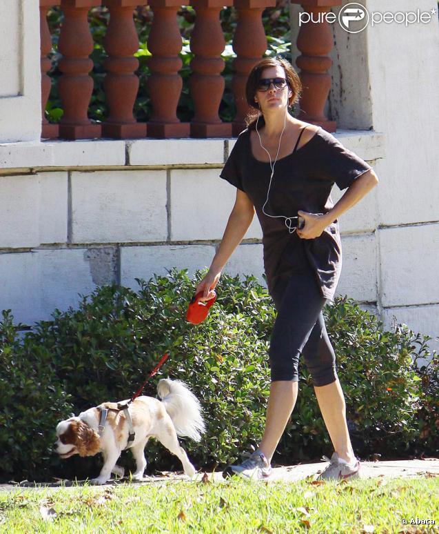 Liv Tyler promenant son chien à Beverly Hills le 16 octobre 2009 