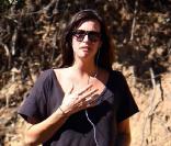 Liv Tyler promenant son chien à Beverly Hills le 16 octobre 2009 