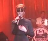 Leighton Meester en guest lors du concert du groupe américain Weezer
