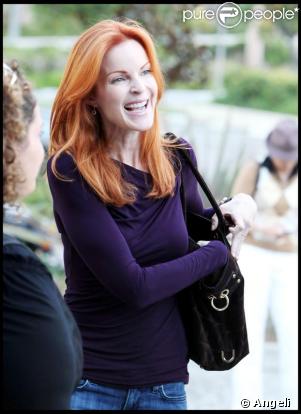 Marcia Cross a donné une interview à la chaîne extra dans le country club de San Fernando Valley le 2 novembre 2009
