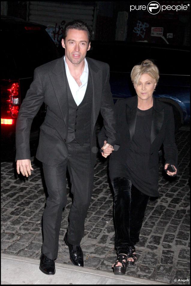 Hugh Jackman et Deborrra-Lee Furness lors de la soirée pour la sortie du dvd Valentino : The Last Emperor à New York le 3 novembre 2009