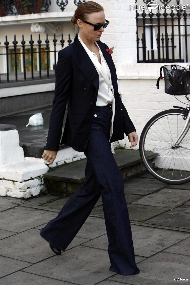Stella McCartney en look garçonne devant l'école de ses enfants le 5/11/09