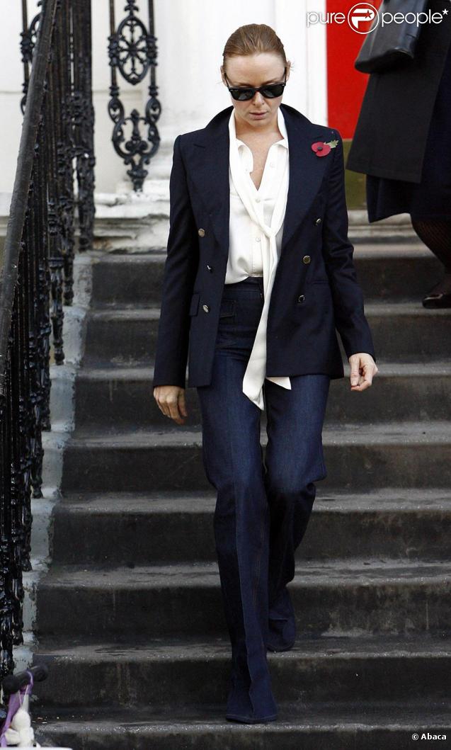 Stella McCartney en look garçonne devant l'école de ses enfants le 5/11/09