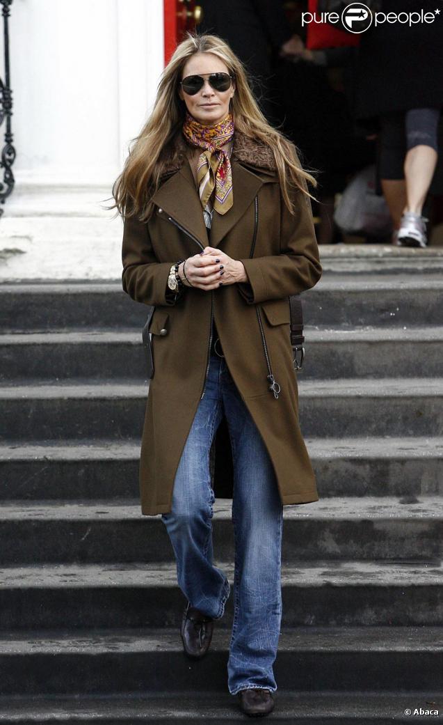 Elle Macpherson grande classe devant l'école de ses enfants le 5/11/09