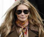 Elle Macpherson grande classe devant l'école de ses enfants le 5/11/09