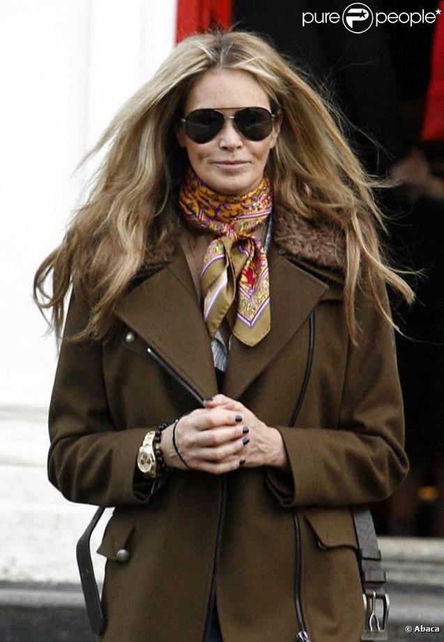 Elle Macpherson grande classe devant l'école de ses enfants le 5/11/09