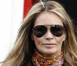 Elle Macpherson grande classe devant l'école de ses enfants le 5/11/09