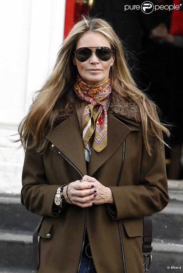 Elle Macpherson grande classe devant l'école de ses enfants le 5/11/09