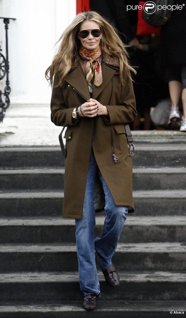 Elle Macpherson grande classe devant l'école de ses enfants le 5/11/09