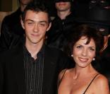 Elizabeth Bourgine et son fils Jules à la première VIP de la comédie musicale Zorro. 05/11/09