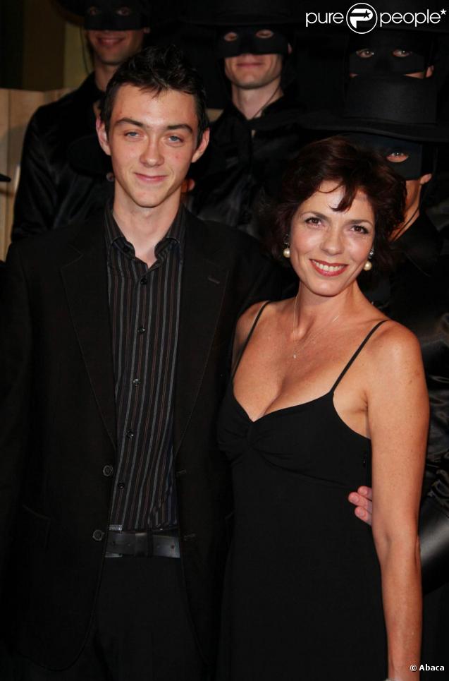 Elizabeth Bourgine et son fils Jules à la première VIP de la comédie musicale Zorro. 05/11/09