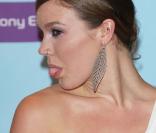 Joss Stone a-t-elle un contentieux à régler avec les photographes ? Tirage de langue intempestif !
