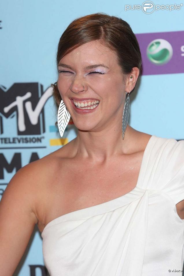 Joss Stone a-t-elle un contentieux à régler avec les photographes ? Tirage de langue intempestif !