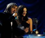 David Guetta et Asia Argento, venus remettre un prix à Beyoncé sur la scène de l'O2 World Arena à Berlin.