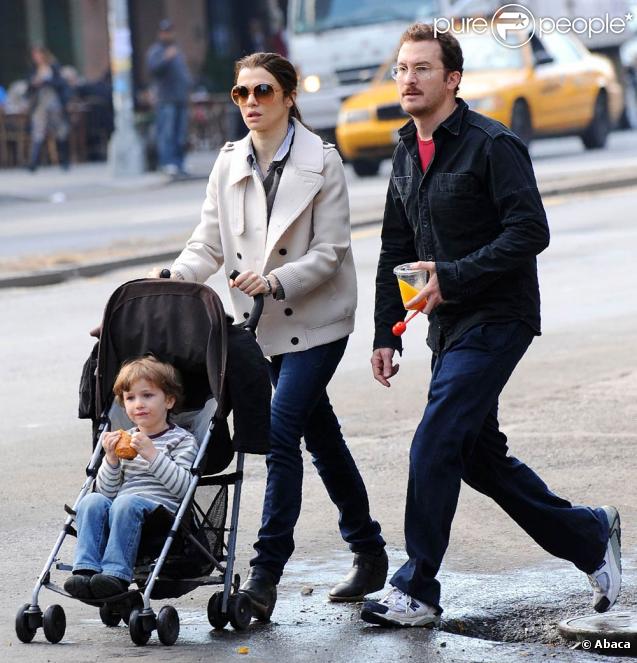 Rachel Weisz et son mari Darren Aronofsky se promènent avec leur fils Henry Chance, à New York, le 21 octobre 2009.