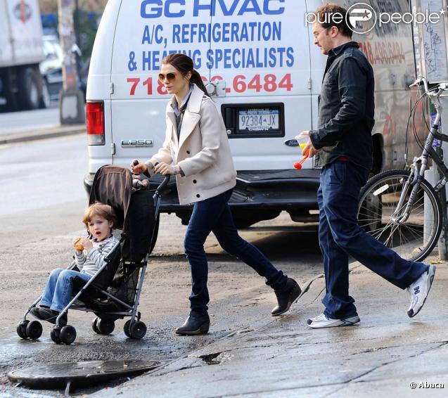 Rachel Weisz et son mari Darren Aronofsky se promènent avec leur fils Henry Chance, à New York, le 21 octobre 2009.
