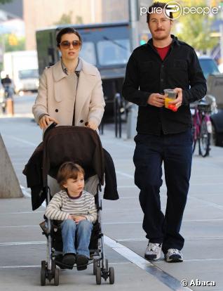 Rachel Weisz et son mari Darren Aronofsky se promènent avec leur fils Henry Chance, à New York, le 21 octobre 2009.