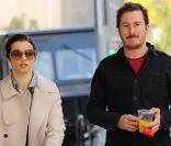 Rachel Weisz et son mari Darren Aronofsky se promènent avec leur fils Henry Chance, à New York, le 21 octobre 2009.