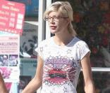 Tori Spelling, toujours maigrissime, dans les rues de Los Angeles avec son chéri : on tire la sonnette d'alarme ! Il faut faire quelque chose...