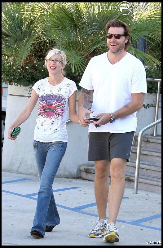 Tori Spelling, toujours maigrissime, dans les rues de Los Angeles avec son chéri : on tire la sonnette d'alarme ! Il faut faire quelque chose...