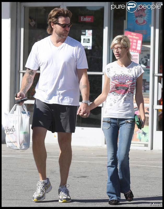 Tori Spelling, toujours maigrissime, dans les rues de Los Angeles avec son chéri : on tire la sonnette d'alarme ! Il faut faire quelque chose...