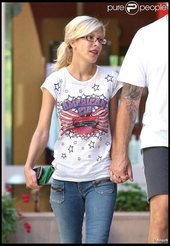 Tori Spelling, toujours maigrissime, dans les rues de Los Angeles avec son chéri : on tire la sonnette d'alarme ! Il faut faire quelque chose...